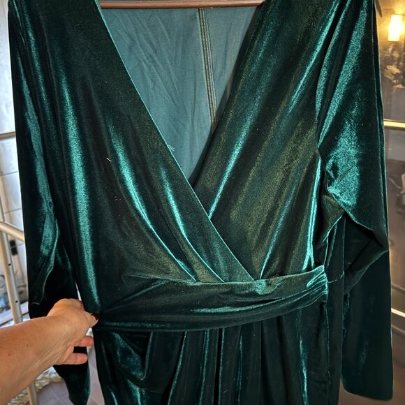 Ever New Antionette Wrap Velvet Midi Emerald Green - Picture 4 of 7